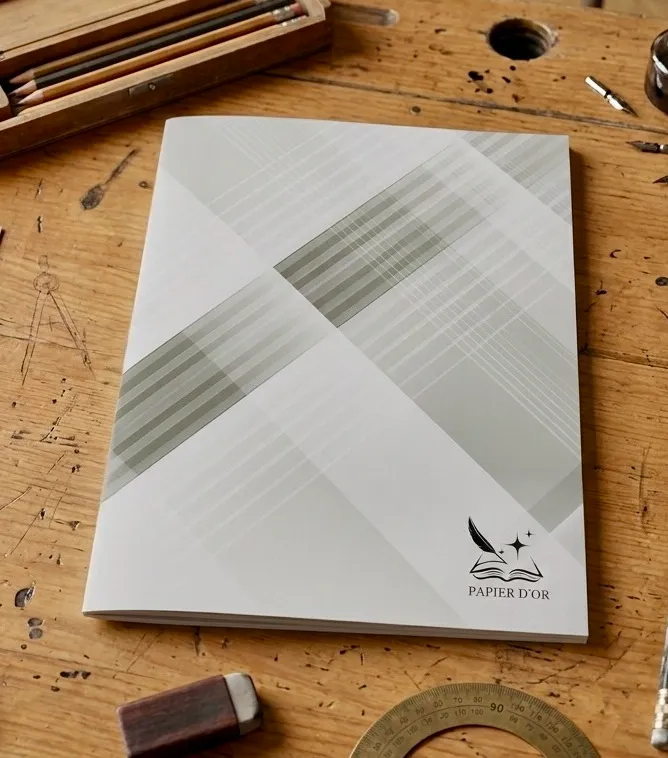 [3025060001] Cahier 24x32cm Grands Carreaux 96p. Papier D'Or